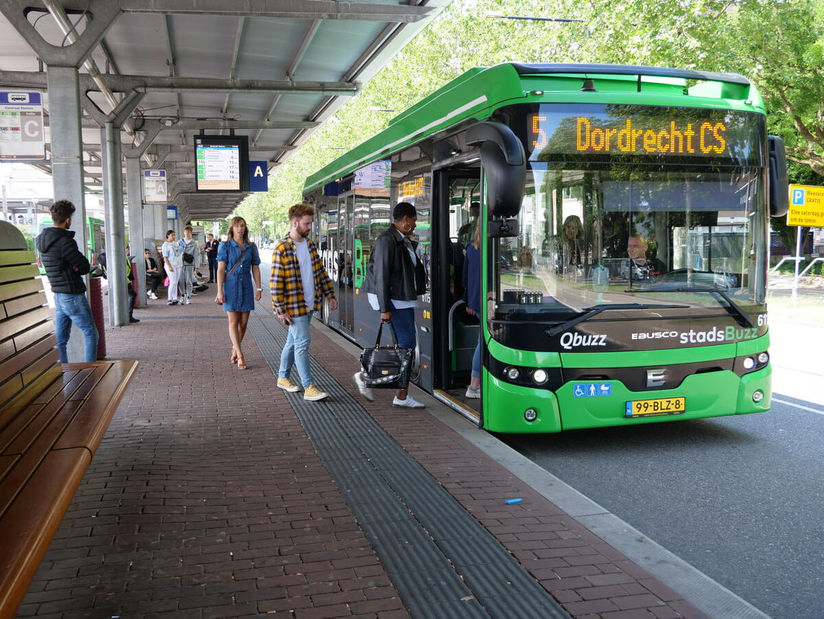Reizigers stappen in Qbuzz bus bij Dordrecht CS