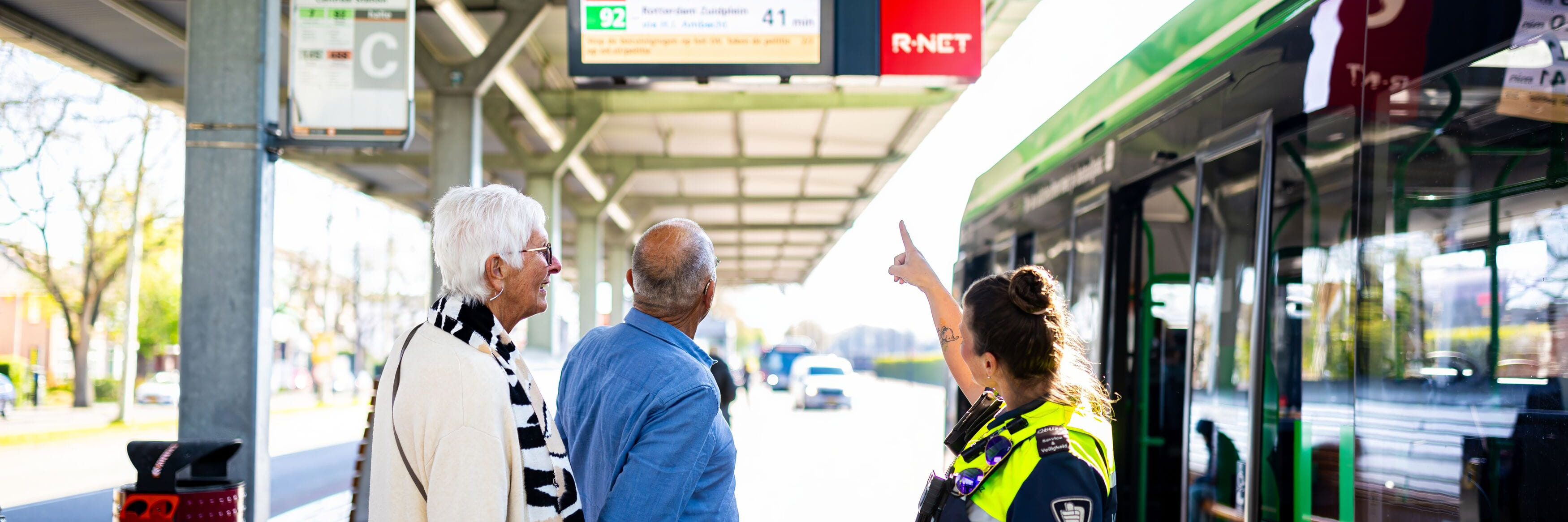 Service en veiligheid medewerker helpt reizigers